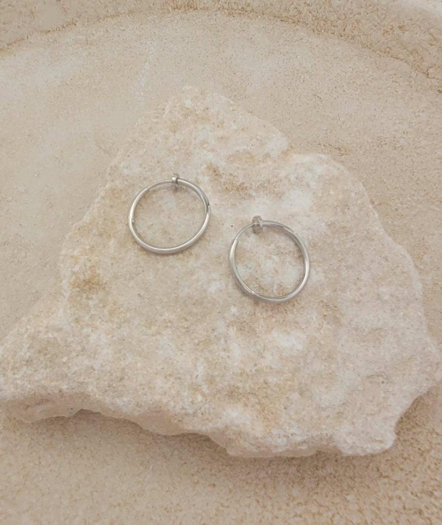Créoles à clip rhodiées 2cm pour oreilles non percées.