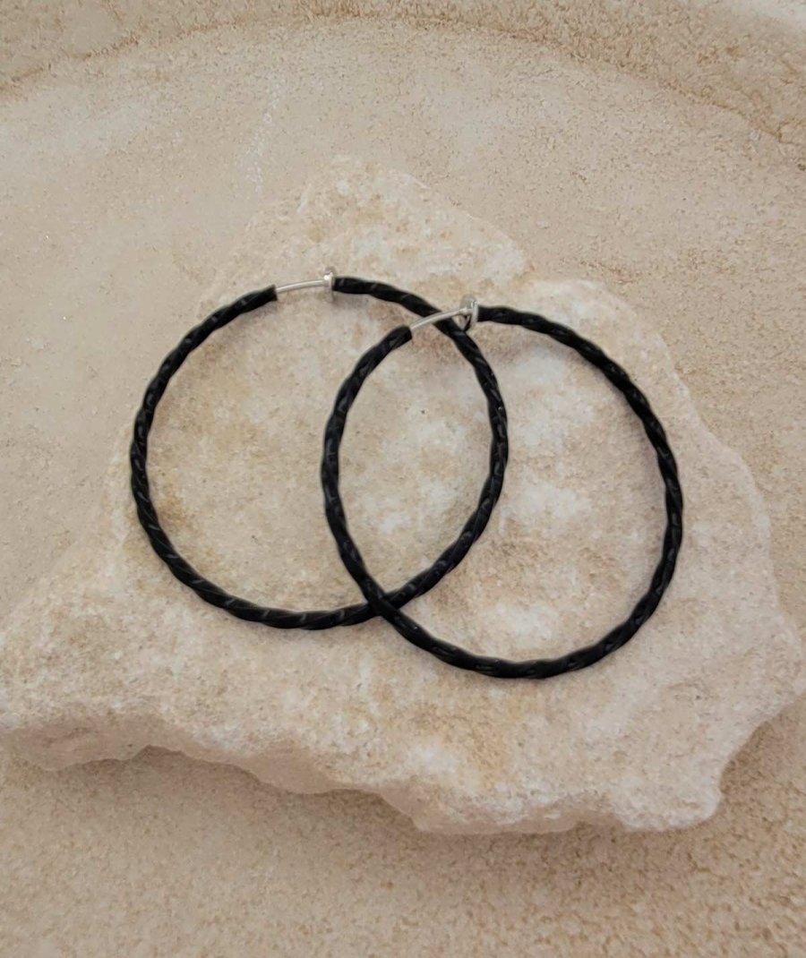 Créoles à clip torsadées noires 5 cm