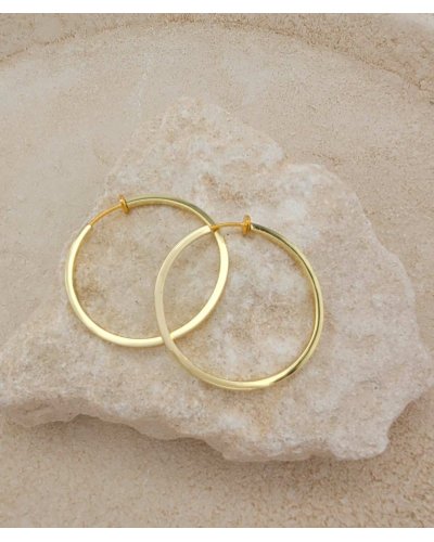 Créoles à clip dorées fil carré 4 cm pour oreilles non percées.