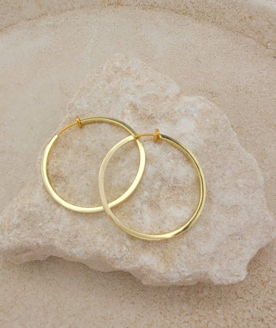 Créoles à clip dorées fil carré 4 cm pour oreilles non percées.