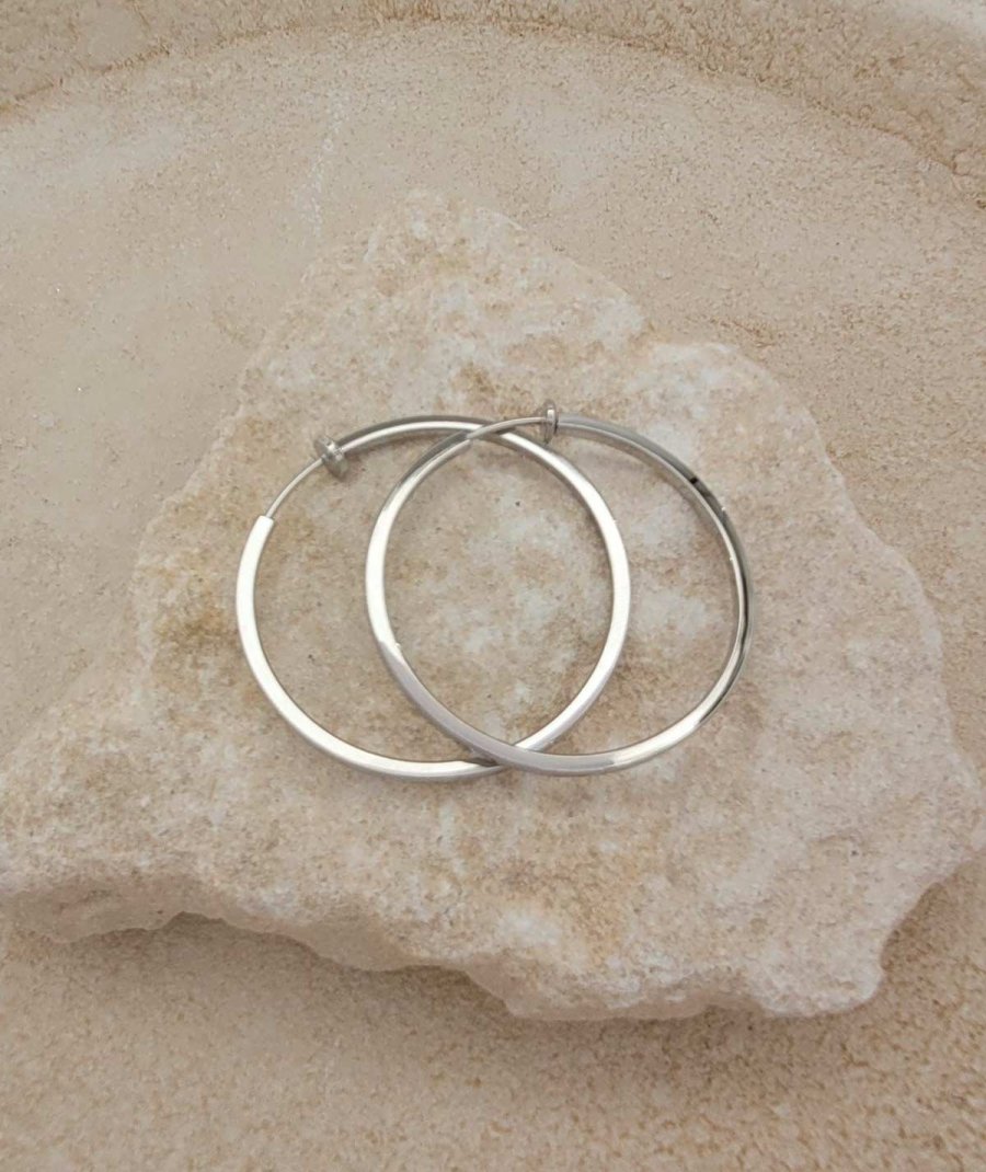 Créoles à clip rhodiées fil carré 4 cm pour oreilles non percées.