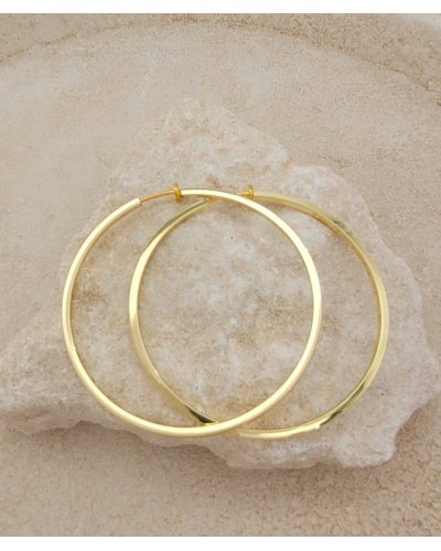 Créoles à clip dorées fil carré 6 cm pour oreilles non percées.
