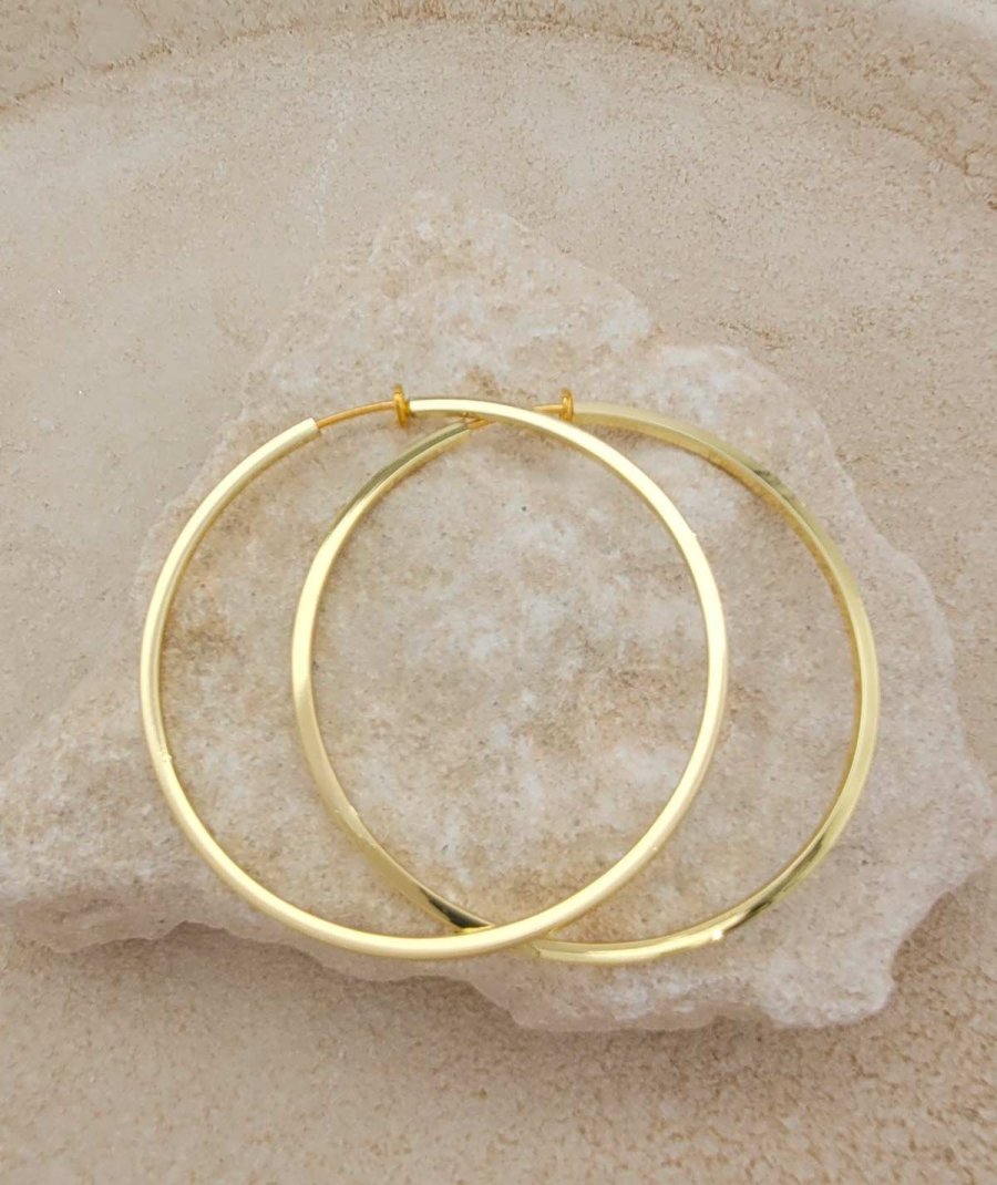 Créoles à clip dorées fil carré 6 cm pour oreilles non percées.