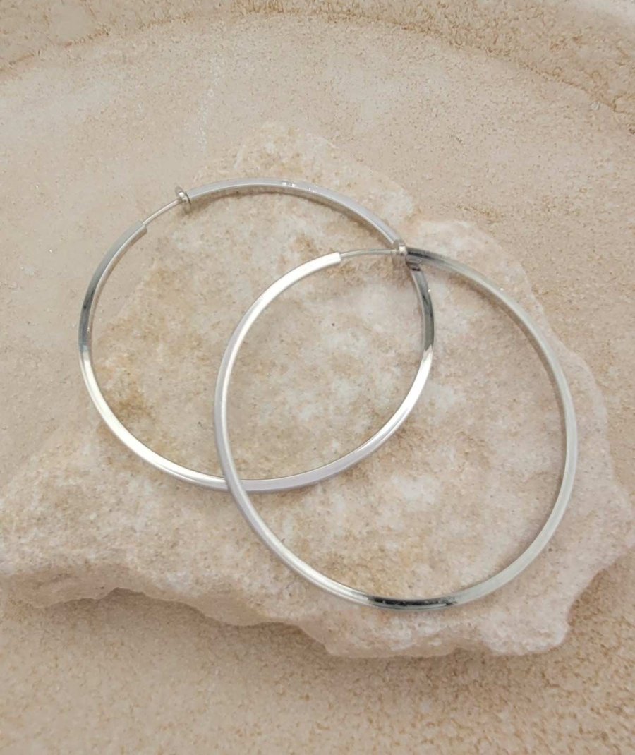 Créoles à clip rhodiées fil carré 6 cm pour oreilles non percées.
