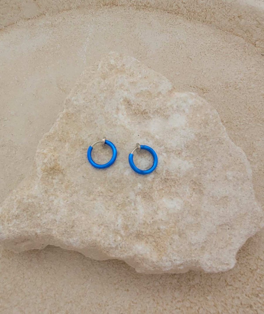 Petites créoles à clip bleues de 10 mm (non percées)