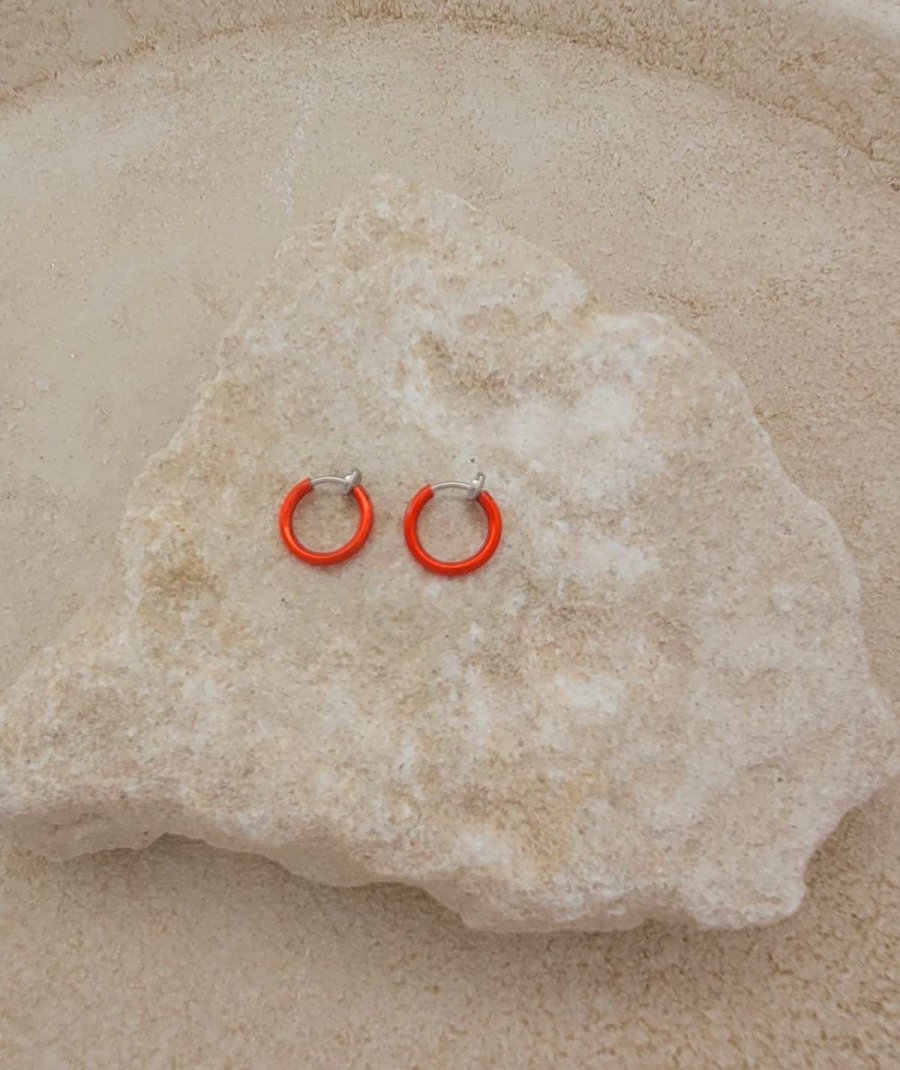 Petites créoles à clip rouges de 13 mm (non percées)