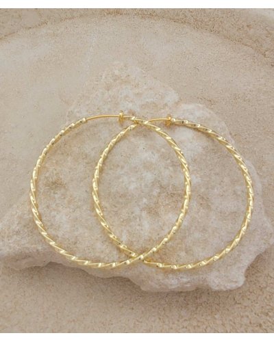 Créoles à clip dorées torsadées 6 cm pour oreilles non percées.