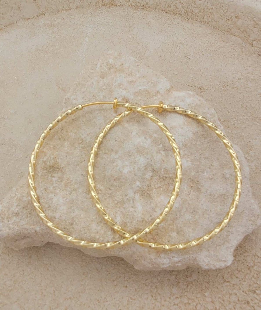 Créoles à clip dorées torsadées 6 cm pour oreilles non percées.