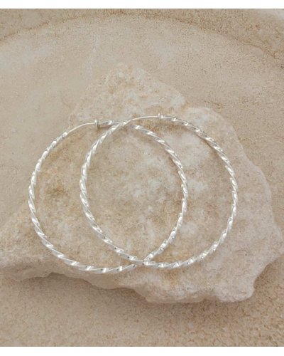 Créoles à clip argentées torsadées 6 cm pour oreilles non percées.