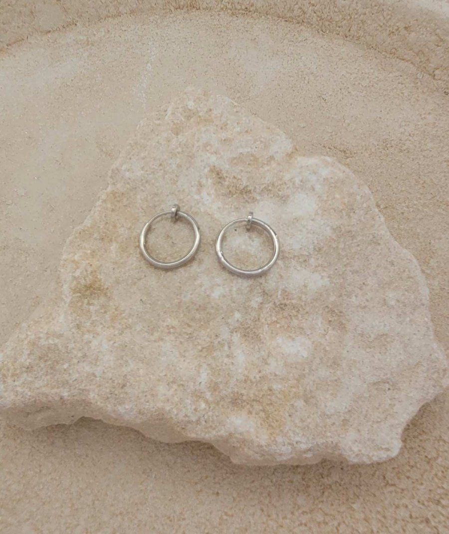 Fines créoles à clip rhodiées diamètre 1,5 cm pour oreilles non percées