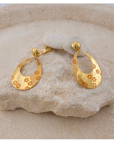 Boucles d'oreilles en acier doré résistantes avec des fleurs orange elles restent classiques et féminines
