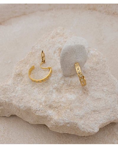 Petites créoles en acier doré et petits zircon pour les oreilles non percées avec un système clip confortable