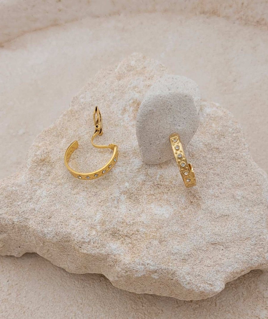 Petites créoles en acier doré et petits zircon pour les oreilles non percées avec un système clip confortable