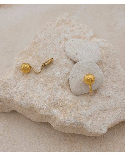 petites boucles d'oreilles à clips puces rondes martelées acier doré - Création Tara Pépita