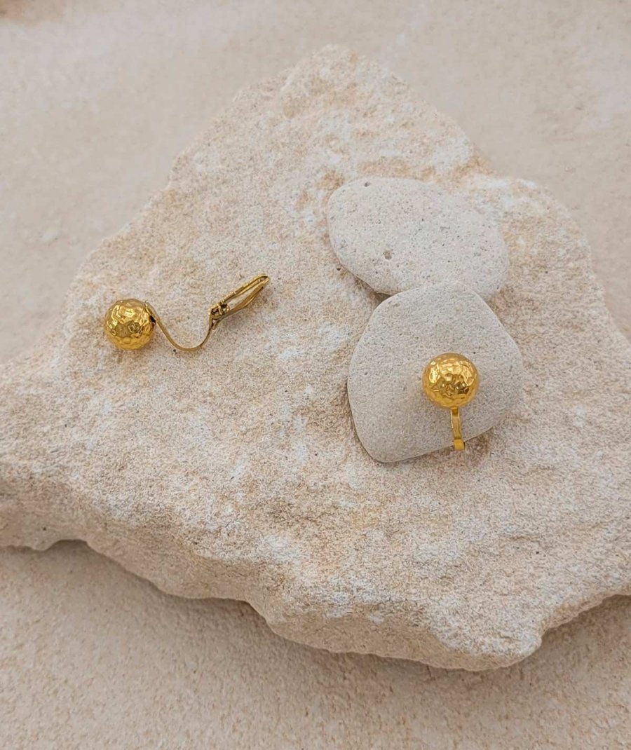 petites boucles d'oreilles à clips puces rondes martelées acier doré - Création Tara Pépita