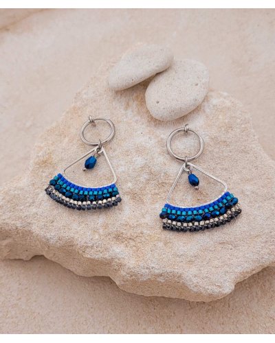 boucles d'oreilles légères rhodiées et bleues discrètes à porter toute la journée - Création Tara Pépita