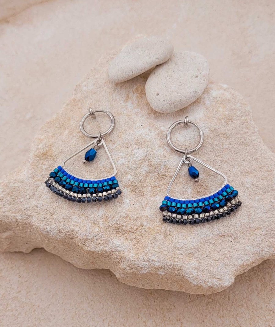 boucles d'oreilles légères rhodiées et bleues discrètes à porter toute la journée - Création Tara Pépita