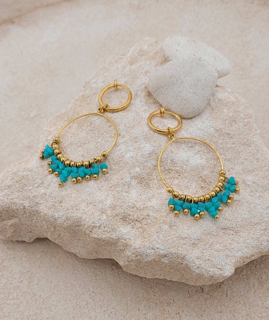 Boucles d'oreilles à clips montées sur créoles fines, en acier doré et cristal turquoise résistantes - Création Tara Pépita