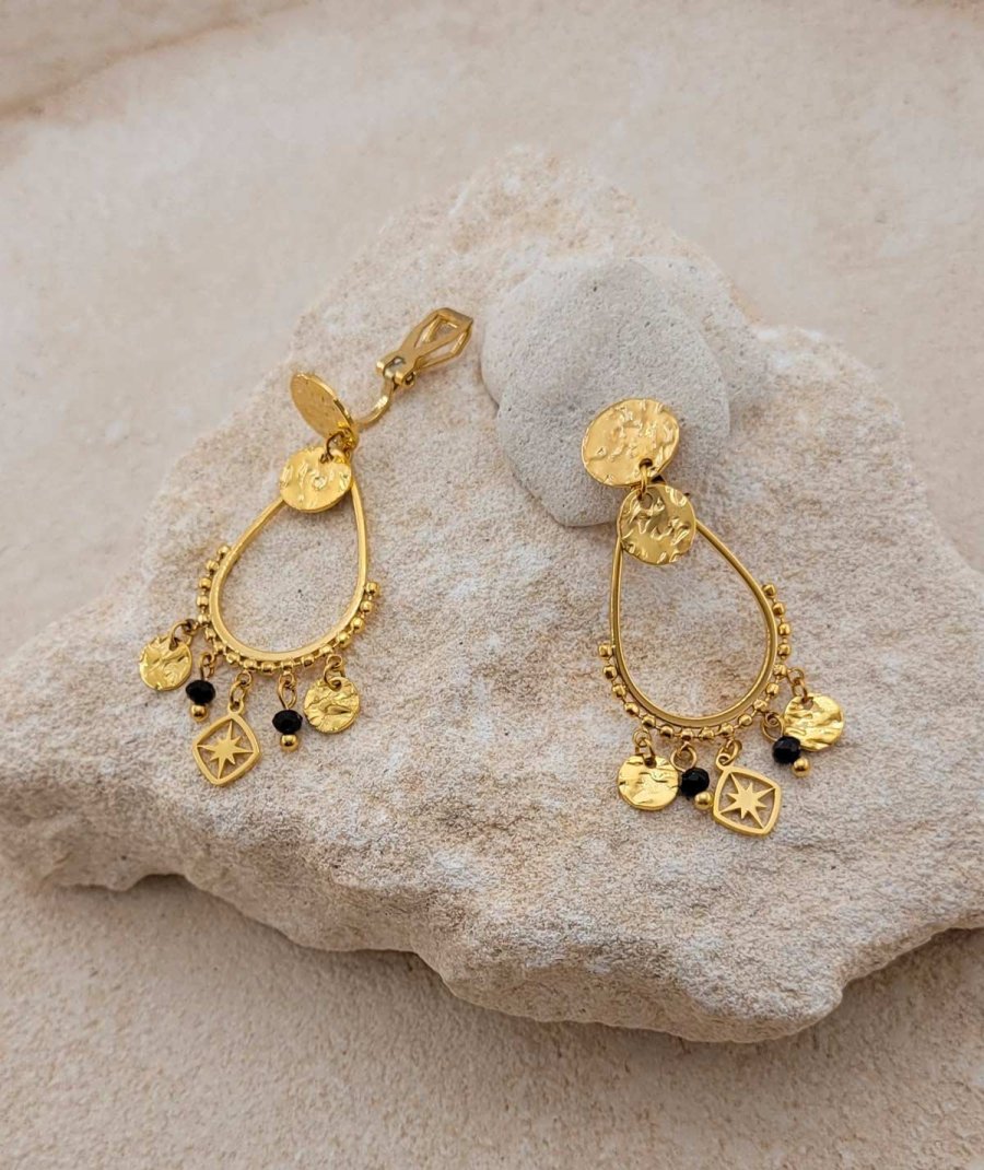 Boucles d'oreilles à clips tendance en acier doré martelé et cristal noir - Création Tara Pépita