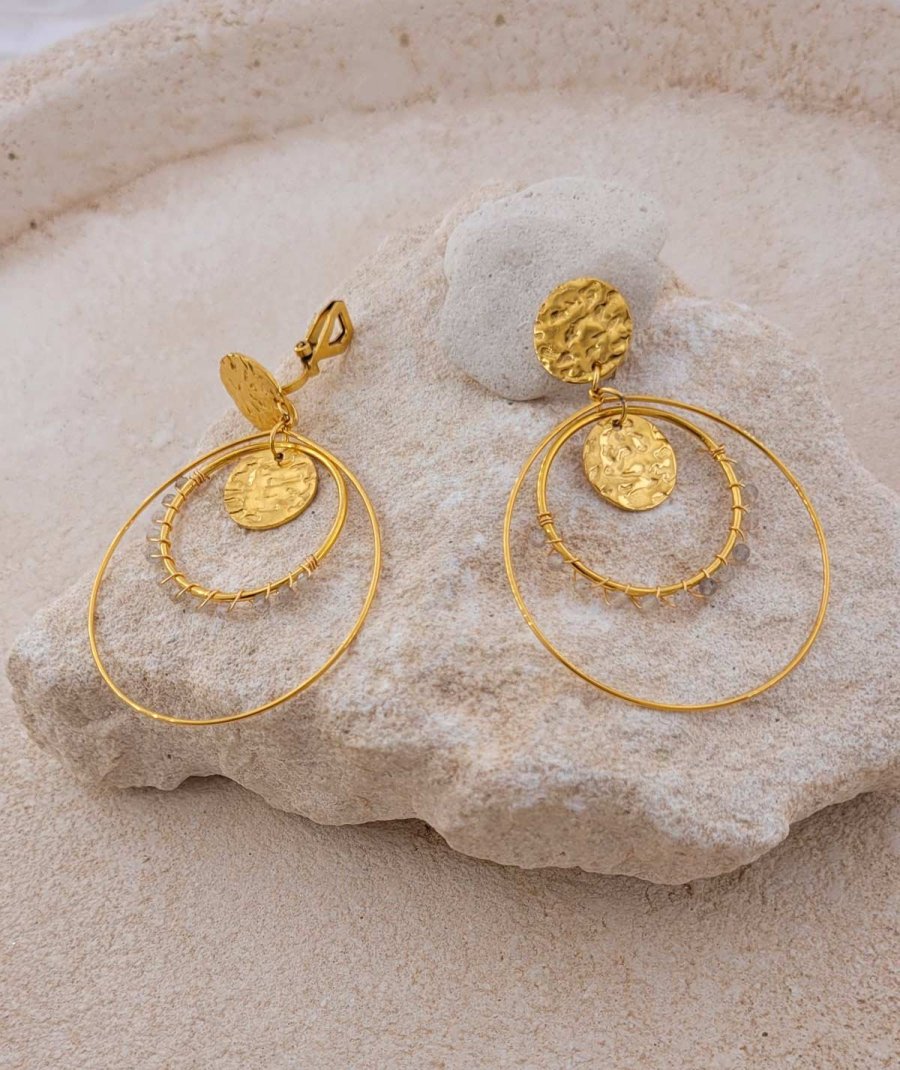Boucles d'oreilles à clip tendance avec anneaux, pendentifs martelés et perles en cristal - L'ultra-confort par Tara Pépita