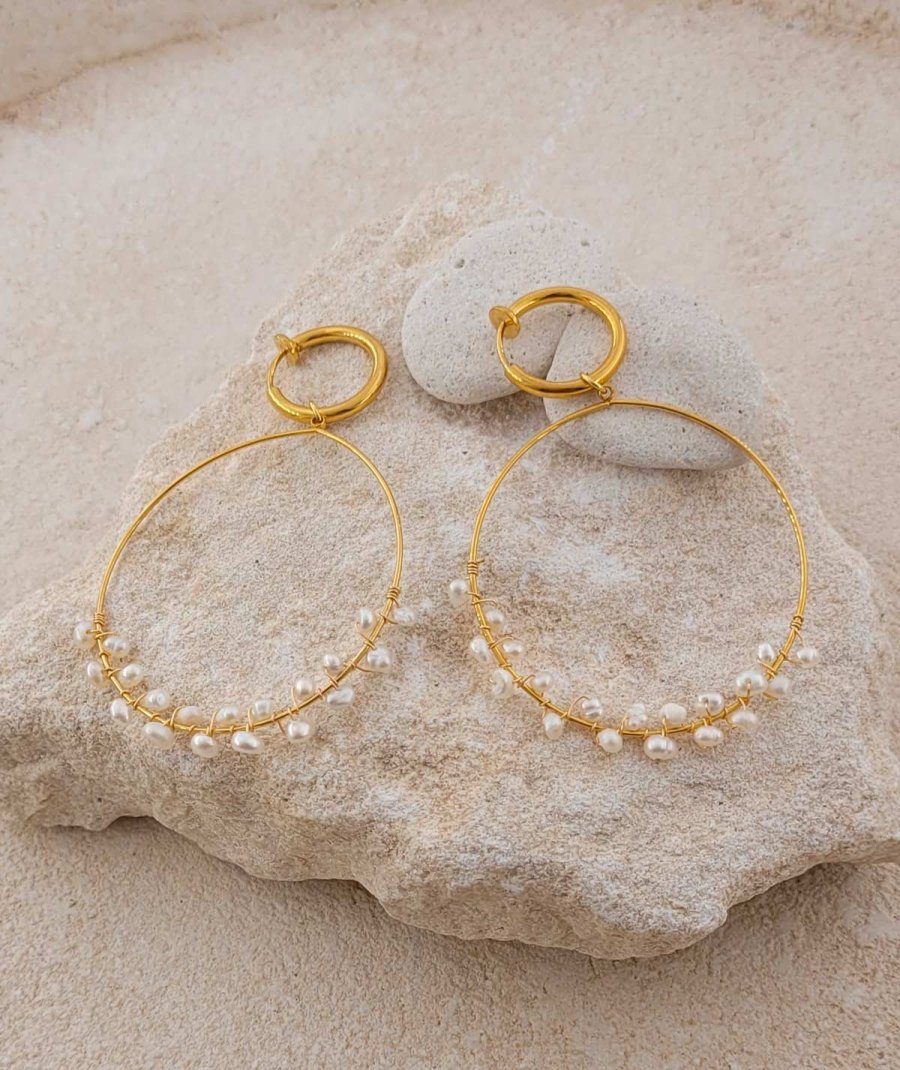 Boucles d'oreilles à clip fines créoles et perles blanches pour mariées - Création Tara Pépita
