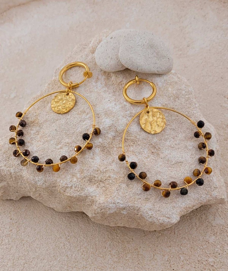 Boucles d'oreilles à clip sur fine créole dorée et perles oeil de tigre - Création Tara Pépita