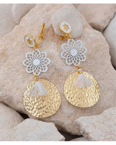 Boucles d'oreilles clip blanches pendantes iconiques - Création Tara Pépita