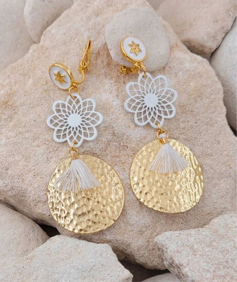 Boucles d'oreilles clip blanches pendantes iconiques - Création Tara Pépita