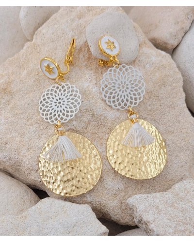 Boucles d'oreilles clip blanches pendantes iconiques - Création Tara Pépita