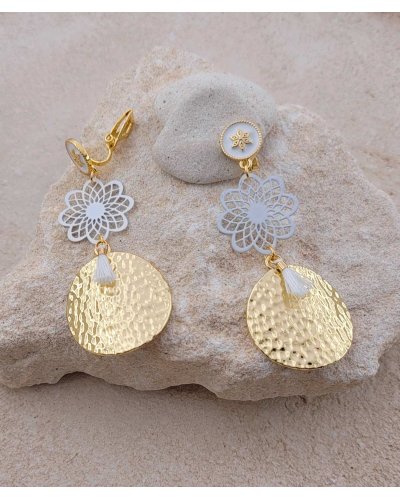 Boucles d'oreilles clip blanches pendantes iconiques - Création Tara Pépita