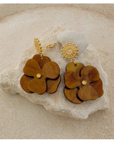 Boucles oreilles clips pétales de fleurs en acétate nacre camel - L'ultra-confort par Tara Pépita