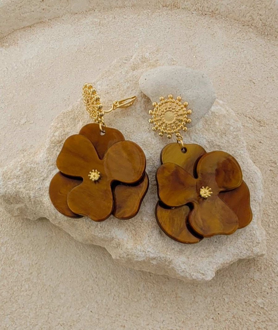 Boucles oreilles clips pétales de fleurs en acétate nacre camel - L'ultra-confort par Tara Pépita