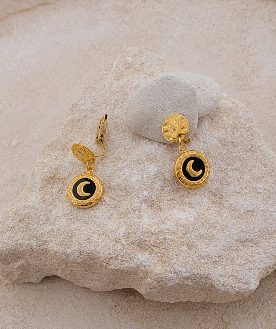 Petites boucles oreilles à clips acier doré avec une Lune noire légères et résistantes  - L'ultra-confort par Tara Pépita