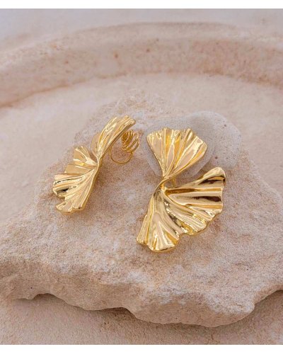 Clips d'oreilles dorés effet feuille plissée, montés sur clip ultra confort pour oreilles non percées