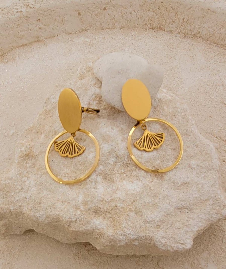 Boucles d'oreilles à clip en acier doré de taille moyenne, avec ginkgo - L'ultra-confort par Tara Pépita