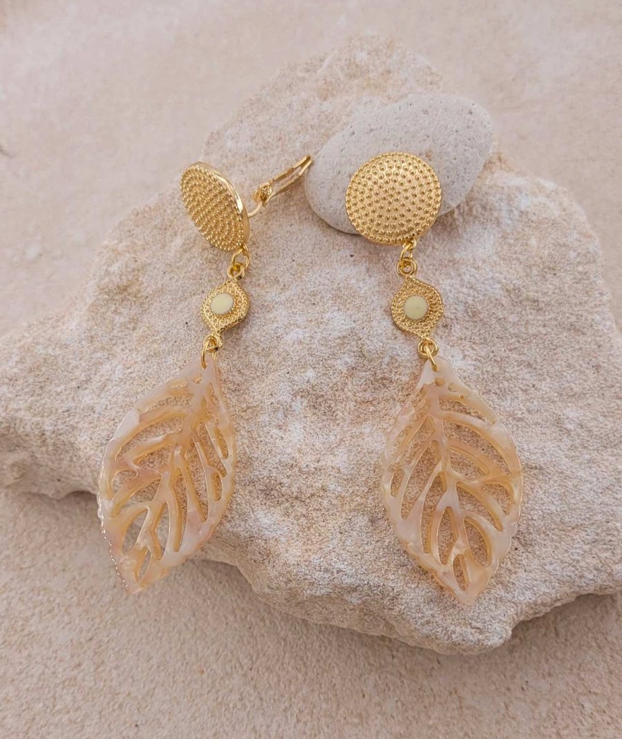 Boucles d'oreilles à clip feuille acétate beige et blanc Confort quotidien – Création Tara Pépita