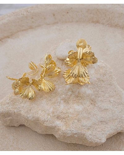 Créoles à clip fleurs 3D dorées originales pour les oreilles non percées – L'ultra-confort par Tara Pépita