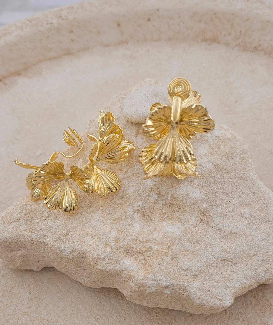 Créoles à clip fleurs 3D dorées originales pour les oreilles non percées – L'ultra-confort par Tara Pépita