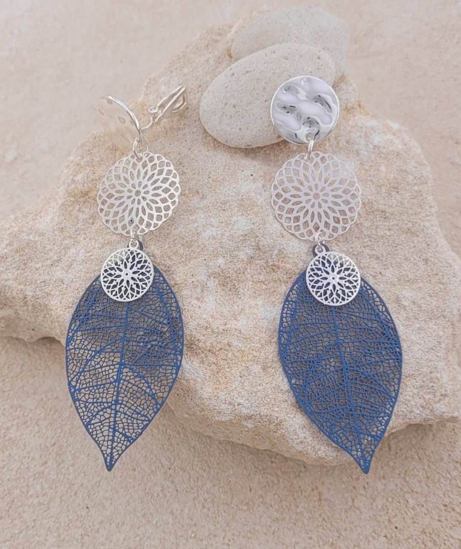Boucles d'oreilles à clip bleu denim pendantes Ultra-confort – Création Tara Pépita