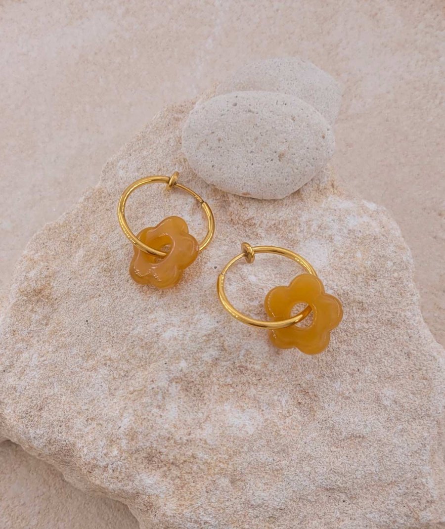 Créoles à clip acier doré 2 cm fleur miel Ultra-confort pour oreilles non percées – Création Tara Pépita