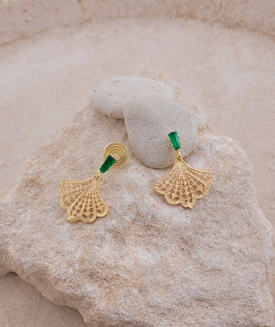 Petites boucles oreilles à clip avec un pendant éventail au confort très doux – Création Tara Pépita