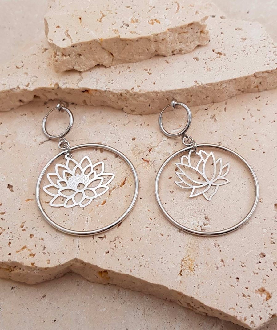 Boucles d'oreilles à clip asymétriques nénuphar Confort quotidien – Création Tara Pépita