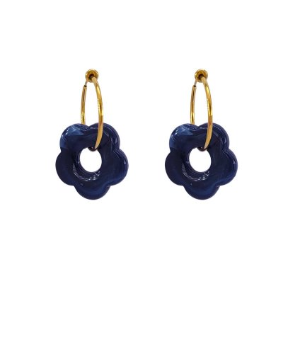 Créoles à clip acier doré de 2,5 cm avec une fleur charms en acétate bleu marine Ultra-confort – Création Tara Pépita