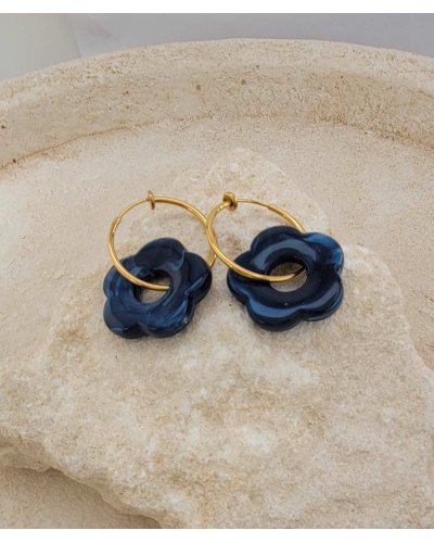 Créoles à clip acier doré de 2,5 cm avec une fleur charms en acétate bleu marine Ultra-confort – Création Tara Pépita