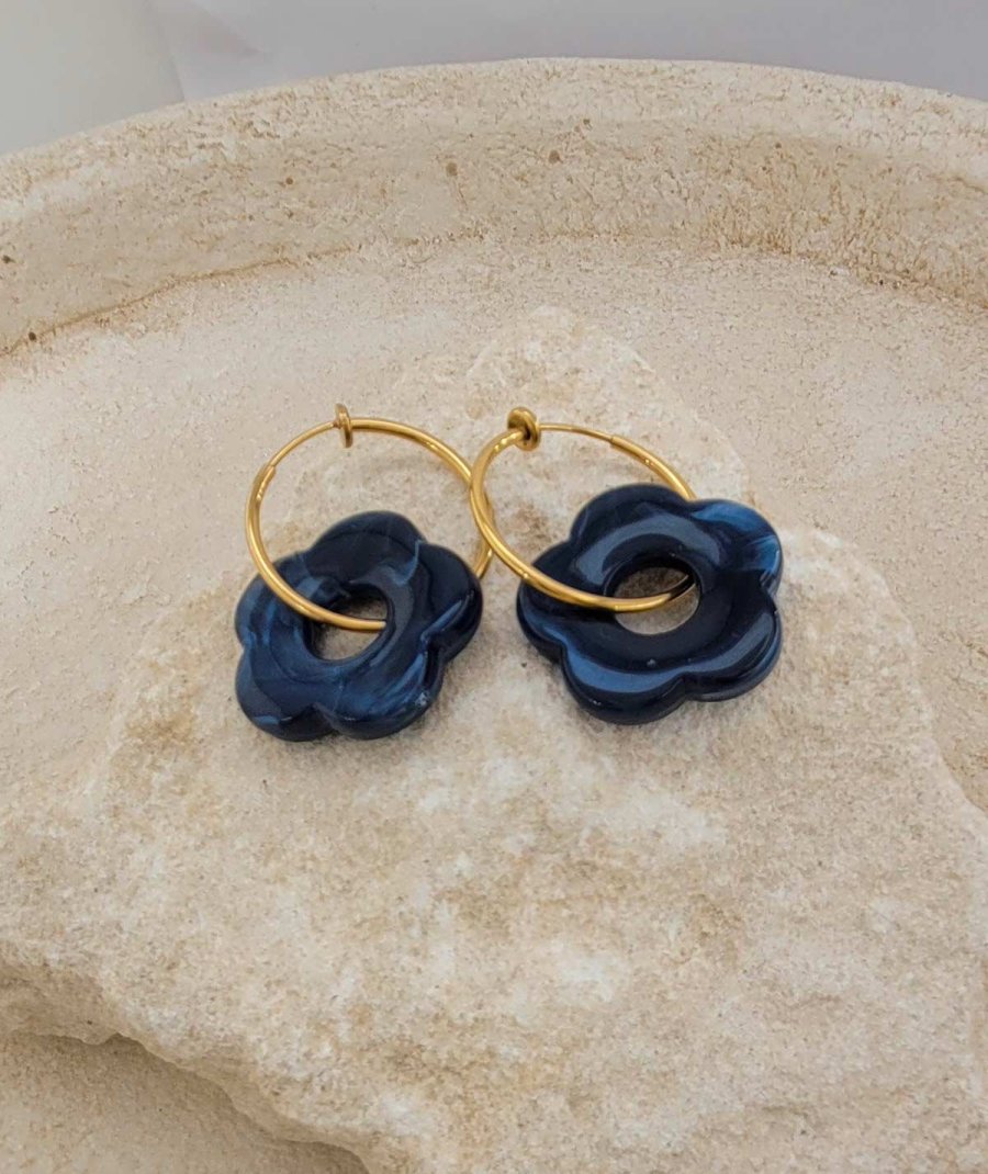Créoles à clip acier doré de 2,5 cm avec une fleur charms en acétate bleu marine Ultra-confort – Création Tara Pépita