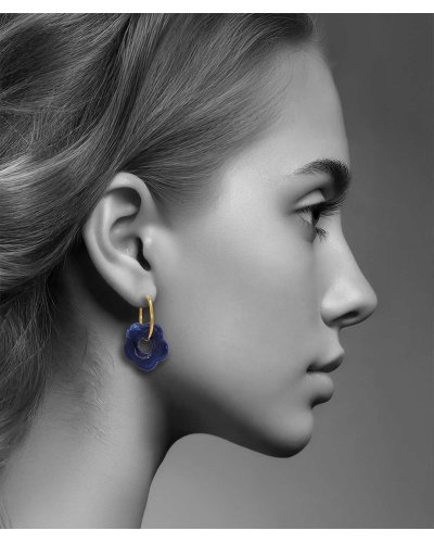 Créoles à clip acier doré de 2,5 cm avec une fleur charms en acétate bleu marine Ultra-confort – Création Tara Pépita