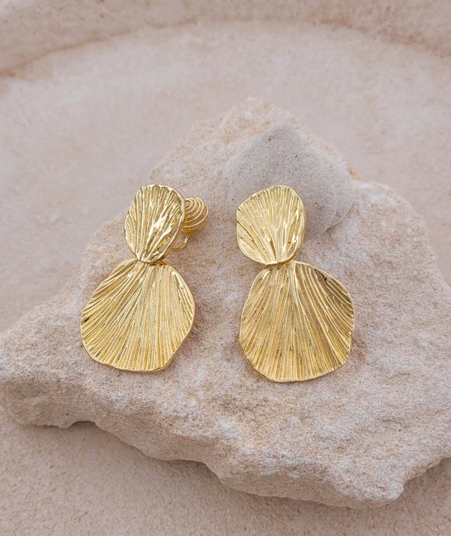 Boucles d'oreilles à clip dorées géométriques, entre fleur et coquillage - L'ultra confort par Tara Pépita