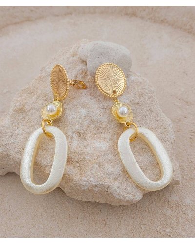 Boucles oreilles clip résine et perle nacrée blanche très légères, elles apportent de la lumière - Création Tara Pépita