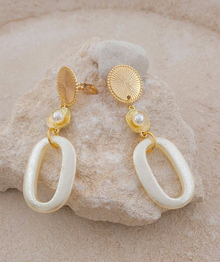 Boucles oreilles clip résine et perle nacrée blanche très légères, elles apportent de la lumière - Création Tara Pépita