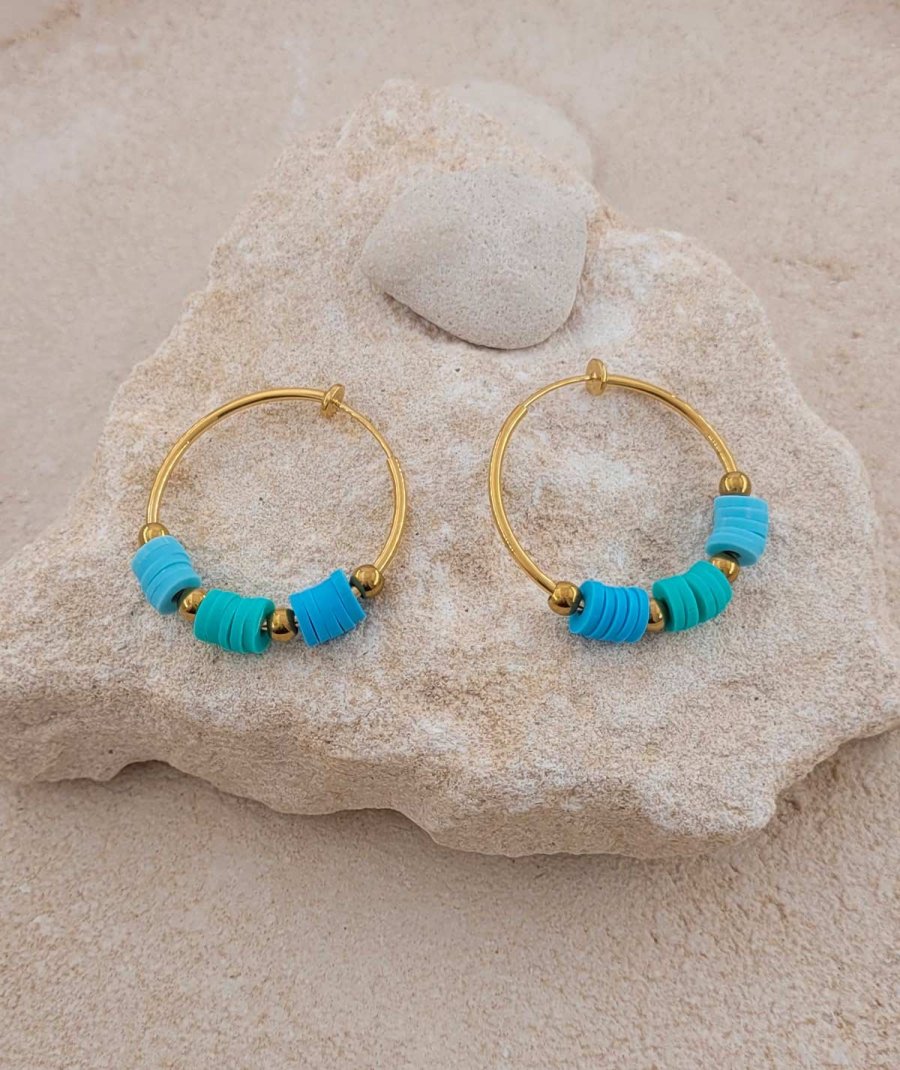 Créoles clip non percées en acier doré avec charms bleu aqua, résistantes et parfaites pour l'été - Tara Pépita